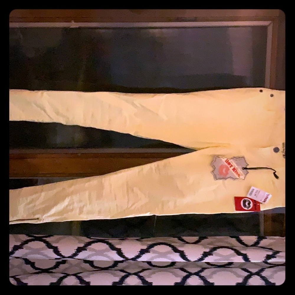 Yellow skinny jeggings!